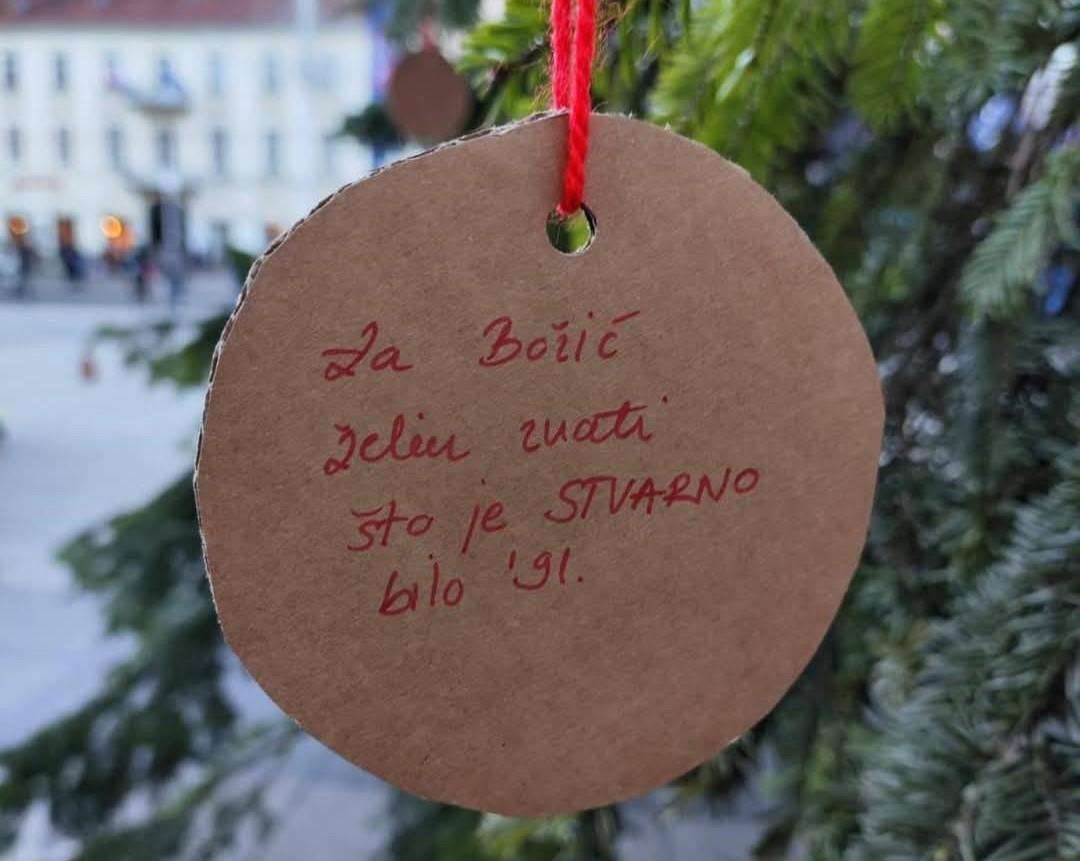 "ČESTITKA" HRVATIMA ZA PRVI ADVENT: Na božićnom boru na Trgu bana Jelačića u Zagrebu obješene poruke mržnje, u Vukovaru uništen adventski vijenac Poruke na božićnom boru u Zagrebu / Foto: Fenix (J. Lučić)