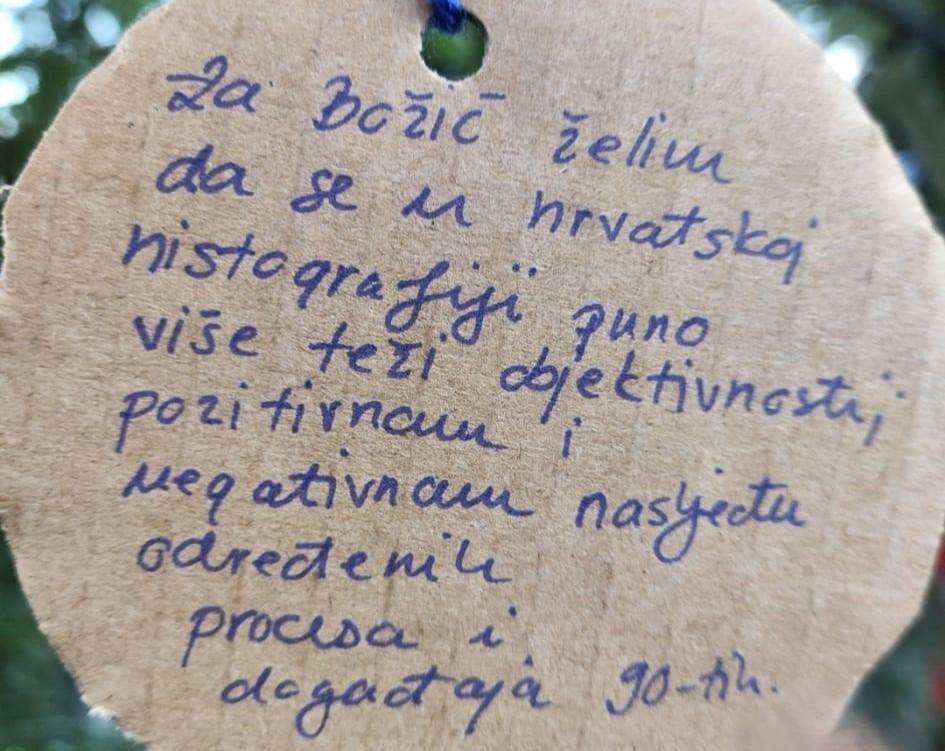 "ČESTITKA" HRVATIMA ZA PRVI ADVENT: Na božićnom boru na Trgu bana Jelačića u Zagrebu obješene poruke mržnje, u Vukovaru uništen adventski vijenac Poruke na božićnom boru u Zagrebu / Foto: Fenix (J. Lučić)