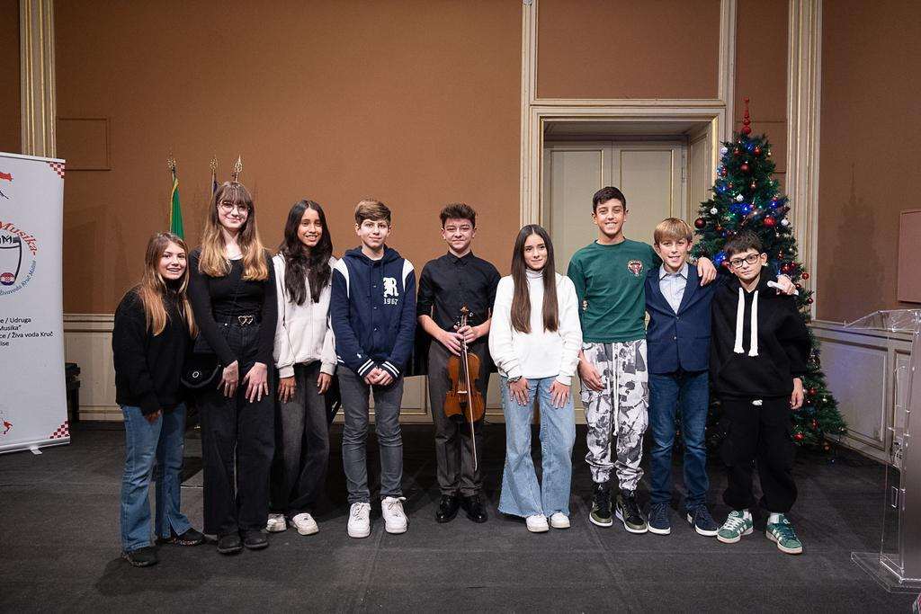 ANTONIO ŠARIĆ ODUŠEVIO RIM: Spektakularni koncert mladog violinista u prepunoj Lisztovoj dvorani Antonio Šarić s učenicima glazbenog odjela škole Antonio Rosmini iz Rima, klasa violine 3H / Foto: Fenix (MIC)