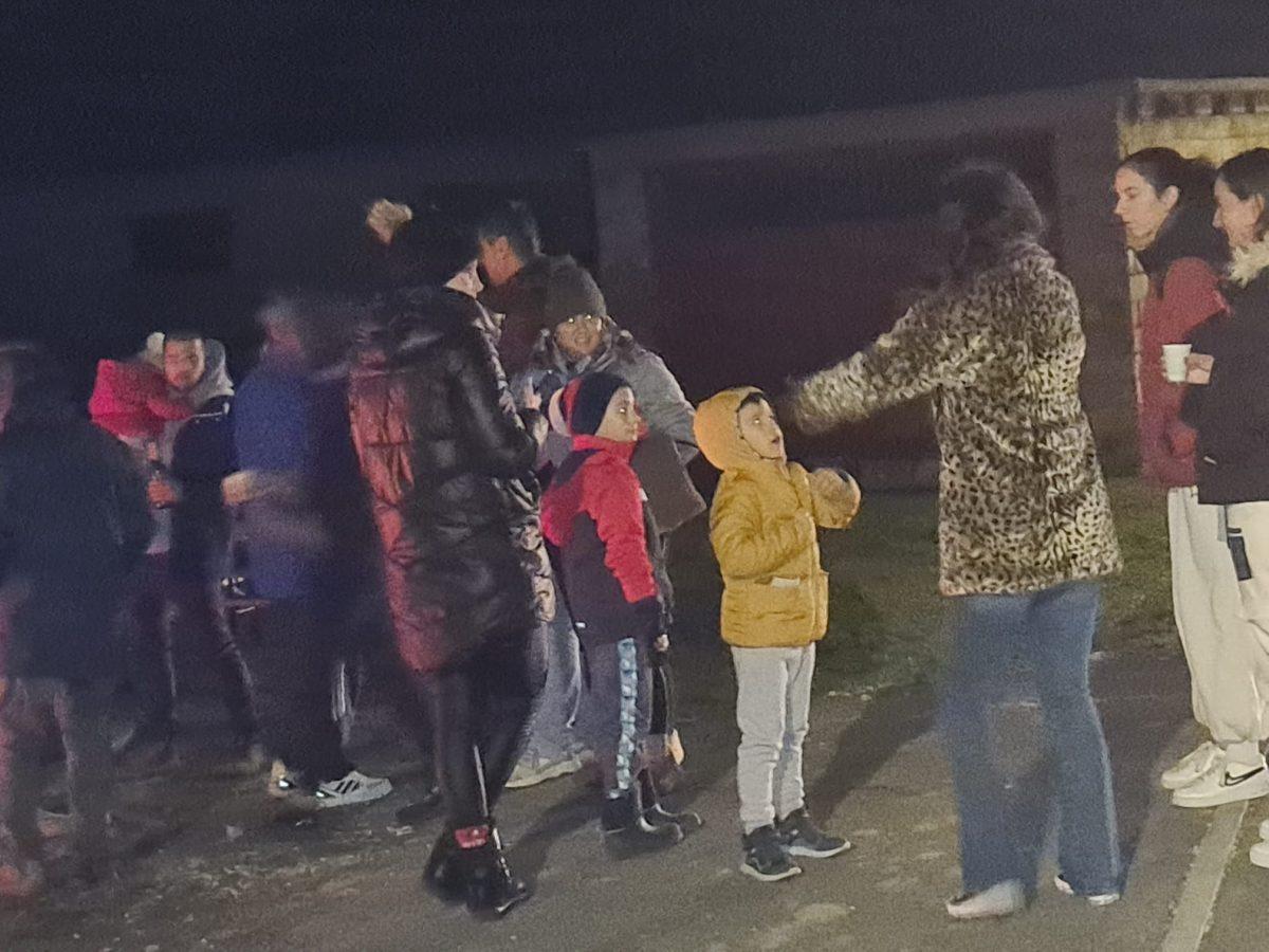TA DIVNA BADNJA NOĆ: Iako puše jaka bura, Dalmatinci okupljeni oko Badnjaka zajedno dočekuju Božić Djeca u Radovinu okupljena oko Badnjaka / Foto: Fenix (Pave Dokoza)