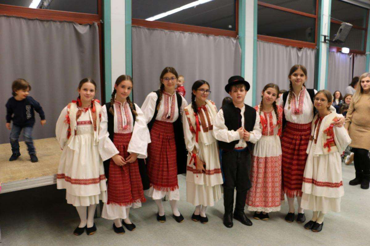 PROSLAVA SVETOG NIKOLE U MAINZU: Bila je to večer ponosa, radosti i zajedništva Hrvata Srednji folklor fra Filip Grabovac HKZ Mainz/ Foto: Fenix (MD)