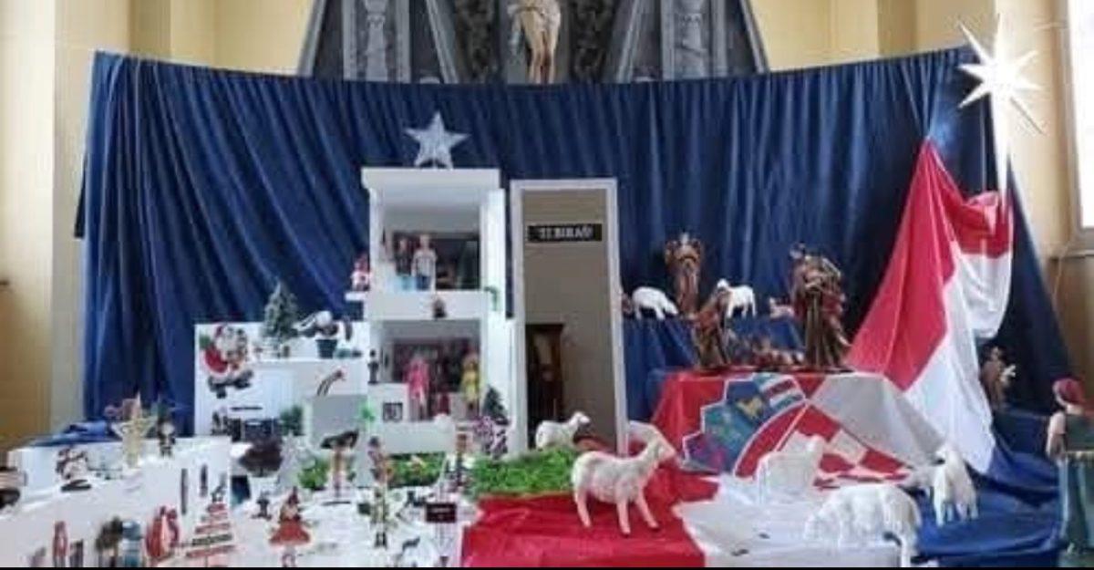 STIGLO OBJAŠNJENJE NA JASLICE KOJE SU U ŠIBENSKOJ CRKVI IZAZVALE VELIKU POZORNOST: S lijeve strane istospolni parovi, s desne Isus, a u sredini natpis: "Ti biraš" Jaslice koje su privukle pozornost u Šibeniku / Foto: Čitateljica Fenixa