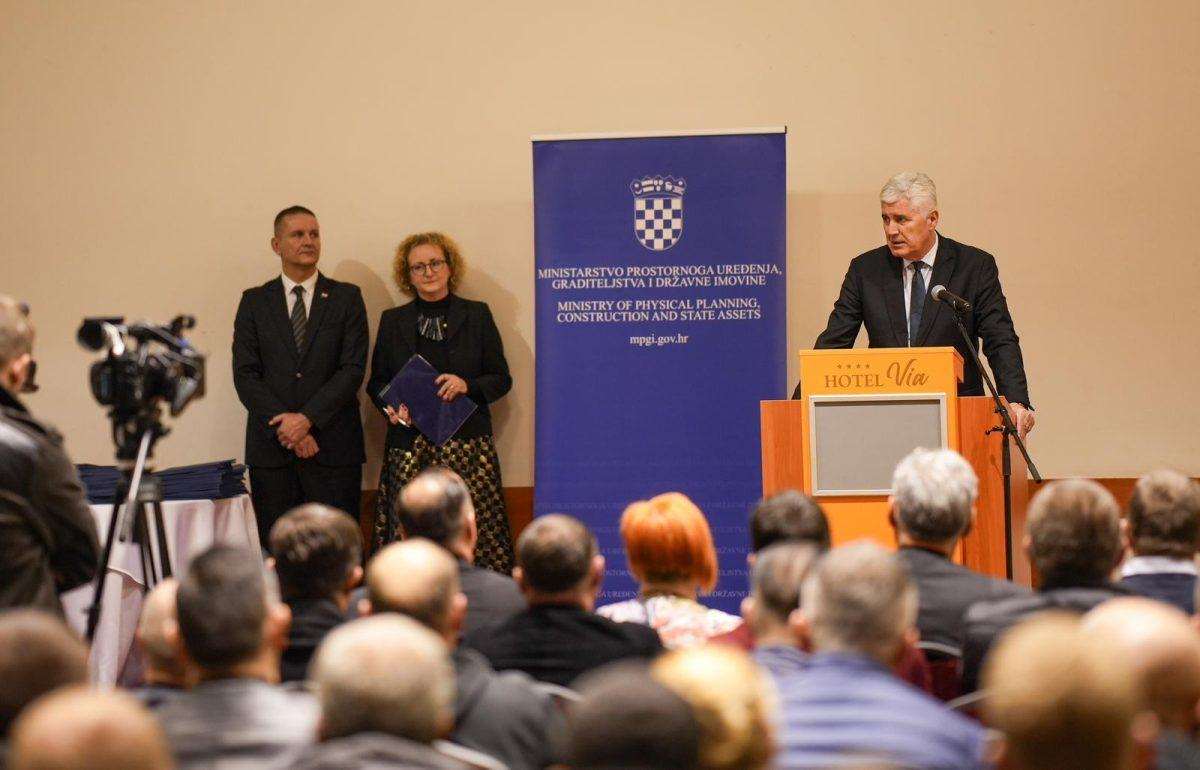 VITEZ: Održana svečana dodjela ugovora u okviru Programa pomoći Vlade RH za povratak Hrvata u BiH Svečanost dodjele ugovora/ Foto: HNS