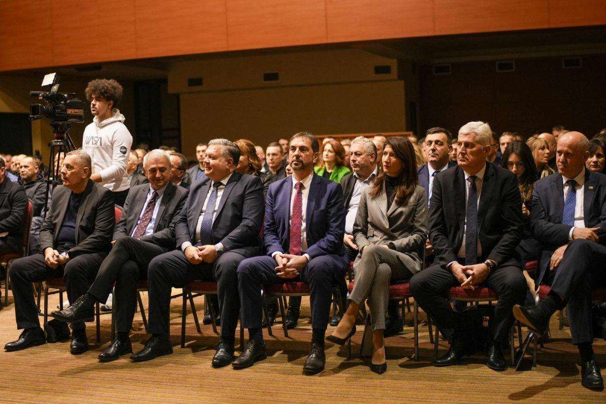 VITEZ: Održana svečana dodjela ugovora u okviru Programa pomoći Vlade RH za povratak Hrvata u BiH Svečanost dodjele ugovora/ Foto: HNS