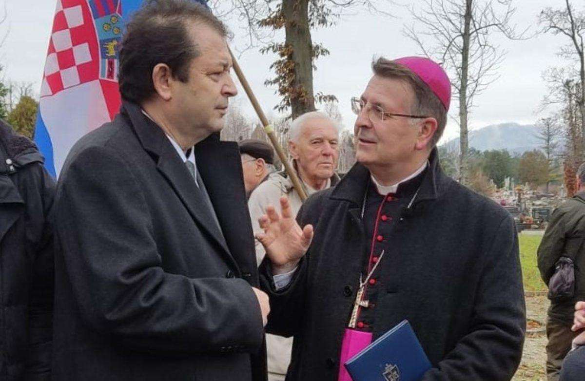 ZAPJEVALI SU POZNATU HRVATSKU PJESMU: Tomislav Jonjić predao potpise za predsjedničku kandidaturu Tomislav Jonjić i pomoćni zagrebački biskup mons. Ivan Šaško / Foto: Facebook T.J.