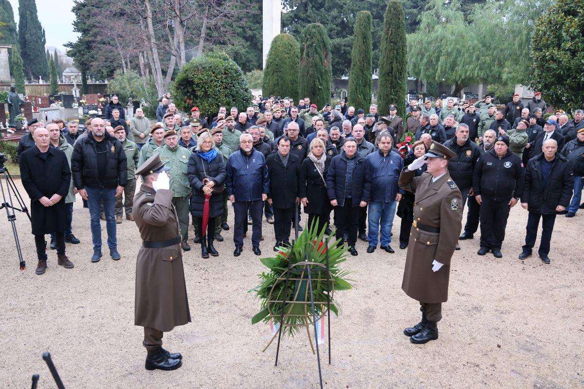 Počast poginulim hrvatskim braniteljima kod Srediišnjeg križa u Zadru / Foto: Hina