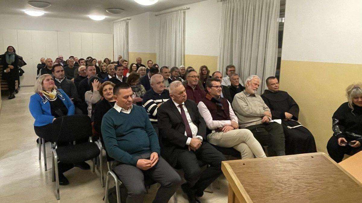 DR. MIRO KOVAČ U MÜNCHENU: Europa djeluje obezglavljeno, velike države su izgubile sposobnost strateškog djelovanja Posjetitelji tribine u Münchenu / Foto: Fenix (SIM)