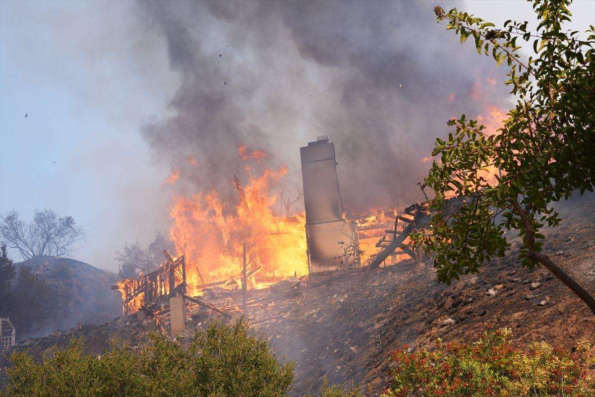 VATROGASCI SE JOŠ UVIJEK BORE S VATROM: Zasad su najmanje 24 osobe poginule u 6 požara u okrugu Los Angelesa Požar u Los Angelesu / Foto: Anadolu