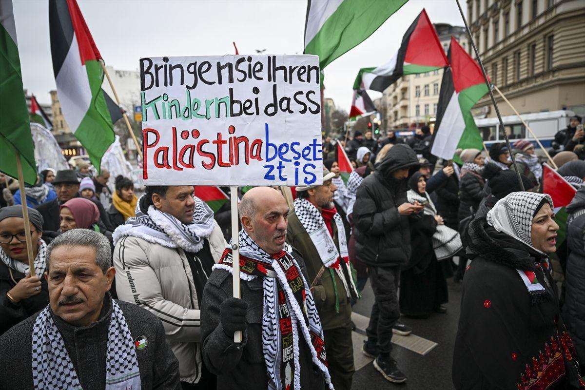 HAMAS OBJAVIO NOVI VIDEO: U Berlinu uhićeno 9 osoba tijekom propalestinskih prosvjeda u kojima je povremeno dolazilo do sukoba prosvjednika i policije Propalestinski prosvjed u Berlinu / Foto: Anadolu