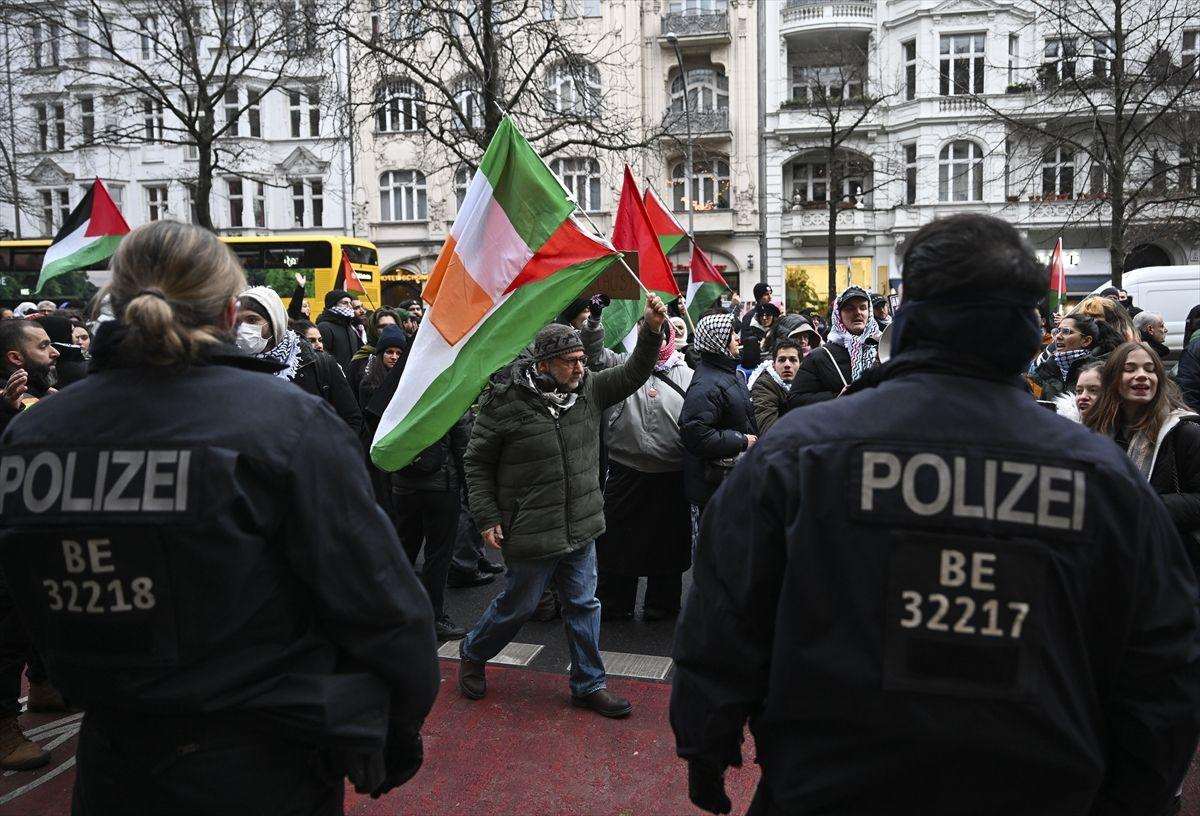 HAMAS OBJAVIO NOVI VIDEO: U Berlinu uhićeno 9 osoba tijekom propalestinskih prosvjeda u kojima je povremeno dolazilo do sukoba prosvjednika i policije Propalestinski prosvjed u Berlinu / Foto: Anadolu