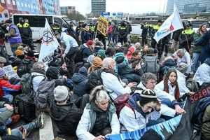 (FOTO) AMSTERDAM: Uhićeno 190 prosvjednika tijekom blokade na autocesti (FOTO) AMSTERDAM: Uhićeno 190 prosvjednika tijekom blokade na autocesti