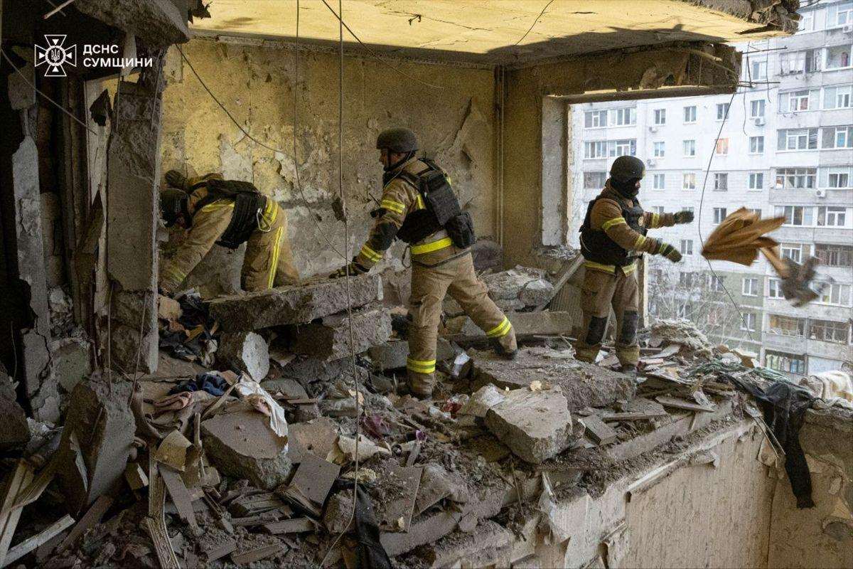 UŽASNI RUSKI NAPAD NA CIVILNI OBJEKT: Najmanje 8 poginulih i 13 ozlijeđenih u pogođenoj stambenoj zgradi u Sumy Ruski napad dronom na civilnu zgradu u Sumy / Foto: Anadolu