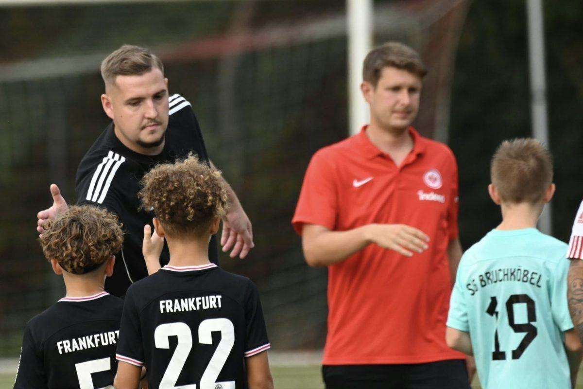 U12 „CHAMPIONS CUP“ U FULDI: Eintracht pobjednik, drugo mjesto pripalo momčadi SG Bruchköbel koju vodi hrvatski trener Bastian Kalaica Trener momčadi SG Bruchköbel Bastian Kalaica (crna majica) / Foto: Fenix (N. Kalaica)