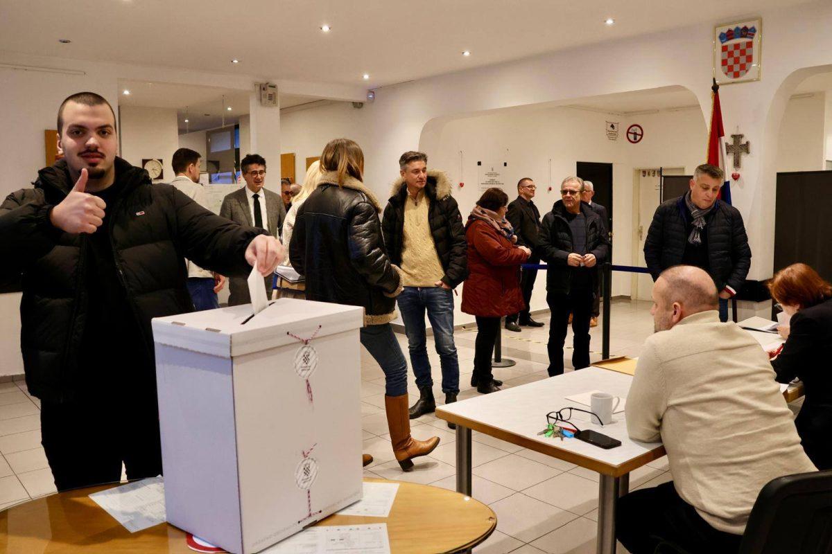 NAKON 97, 57% OBRAĐENIH GLASOVA: Milanoviću 74,5 posto, Primorcu 25,5 posto Generalni konzulat Stuttgart / Foto: Fenix (Jelena Trieb)