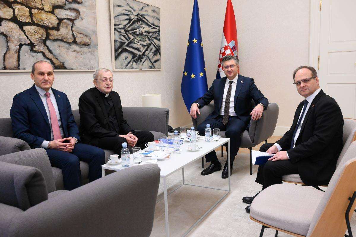 ZAGREB: Mons. Franjo Topić i premijer Andrej Plenković razgovarali o Zakladi Ljudsko bratstvo, Paneuropskoj Uniji BiH i situaciji u BiH / Foto: Željko Galić