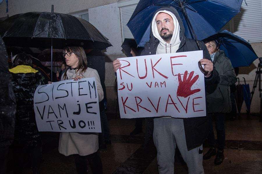 "RUKE SU VAM KRVAVE": Prosvjednici zatražili ostavke zbog masakra na Cetinju Prosvjedi u Podgorici / Foto: Anadolu