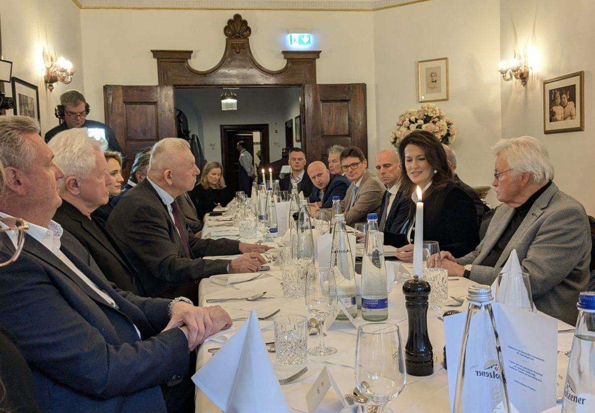 MÜNCHEN: Radni ručak generalnog konzula Vladimira Duvnjaka s bavarskom ministricom Michaelom Kaniber i Hrvatima Bavarske Radni ručak u Münchenu/ Foto: Fenix (SIM)