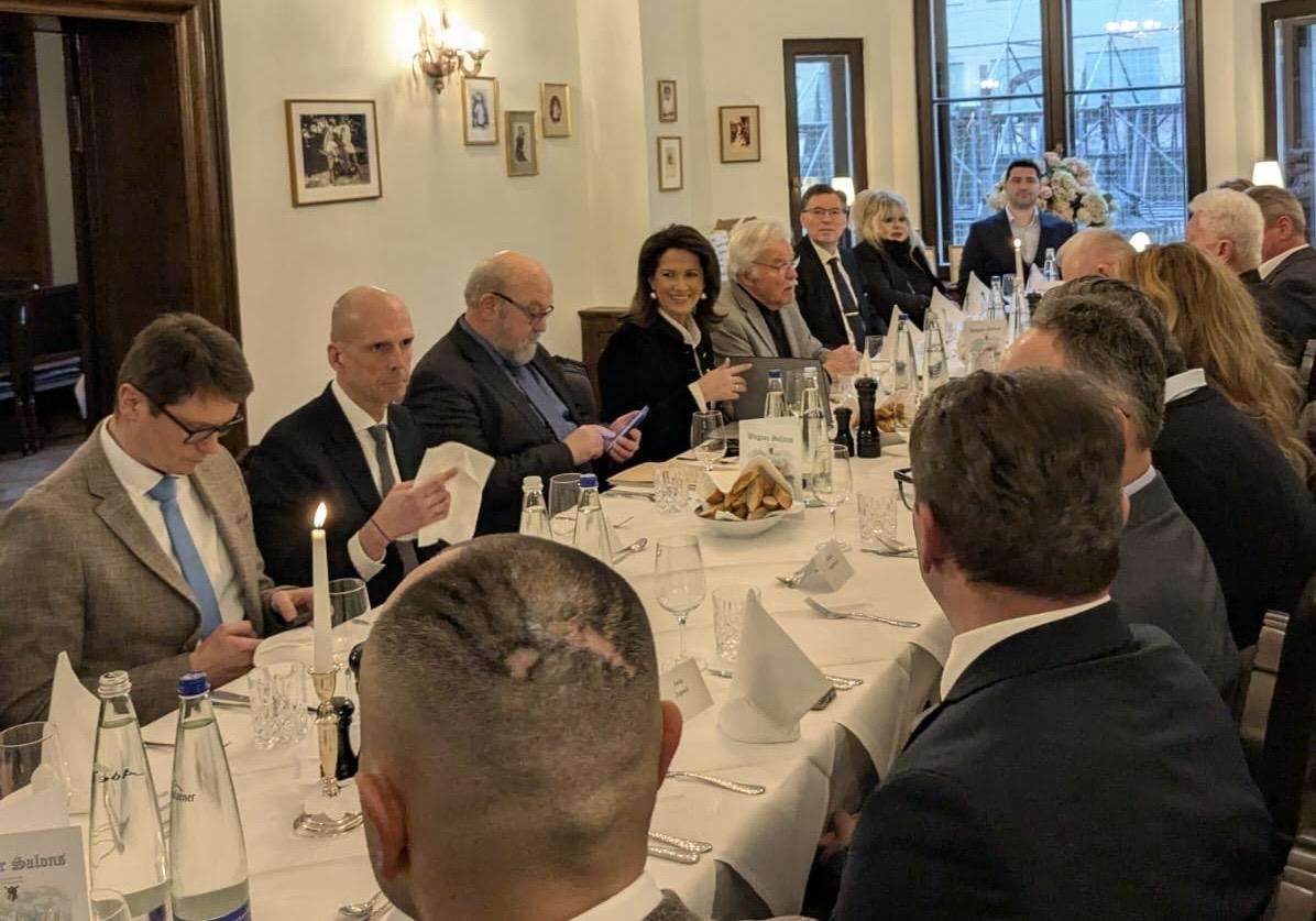 MÜNCHEN: Radni ručak generalnog konzula Vladimira Duvnjaka s bavarskom ministricom Michaelom Kaniber i Hrvatima Bavarske Radni ručak u Münchenu/ Foto: Fenix (SIM)