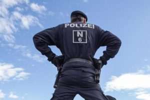 ZAŠTO NISMO IZNENAĐENI?: Ubojica iz Austrije (23) je vjerski motiviran i pripadnik Islamske države. Austrijski mediji - "Radi se o islamističkom napadu" Austrijski policajac (ILUSTRACIJA) Foto: Fenix (Anadolu)