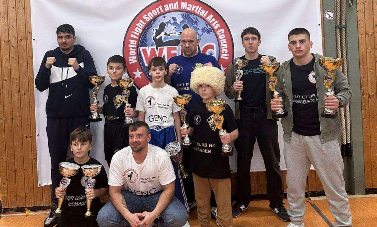 USPJEŠAN NASTUP ČLANOVA FIGHT CLUBA MK WIESBADEN: Na Nationwide Cupu u Haiger osvojeno 6 prvih i 3 druga mjesta Borci i treneri MK Wiesbaden sa osvojenim peharima / Foto: Fenix (SIM)