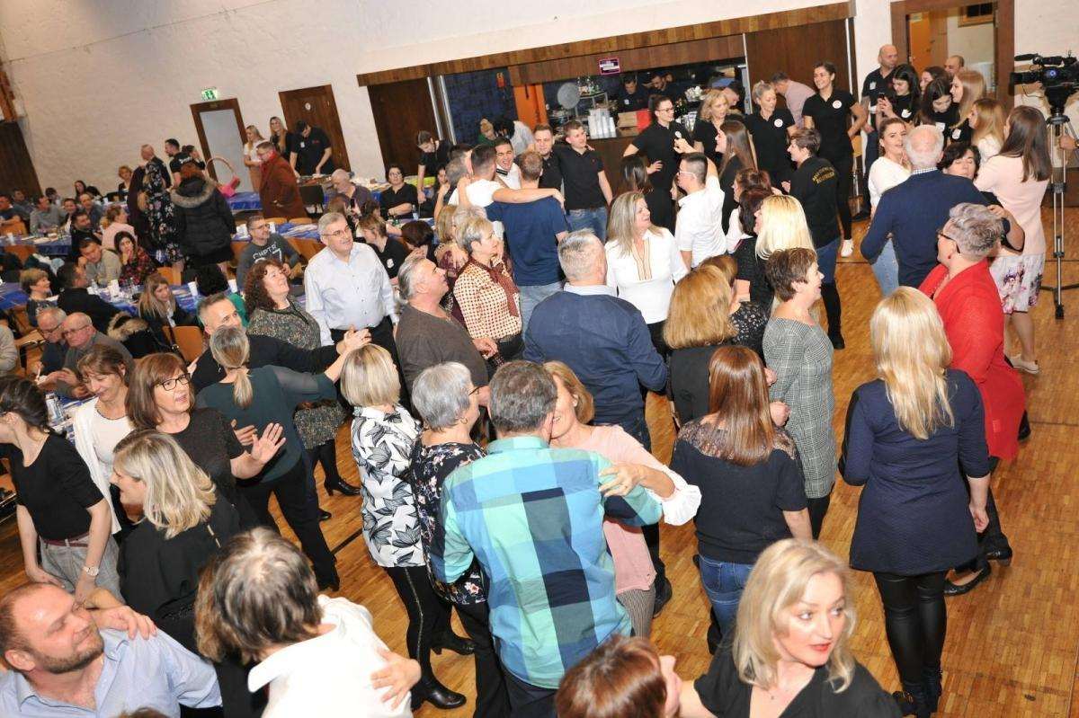 (FOTO)VESELO I SVEČANO U ŠVICARSKOJ: Proslavljeno 40 godina od osnivanja Fonda hrvatskih studenata (FOHS) Proslava 40. obljetnica FOHS-a