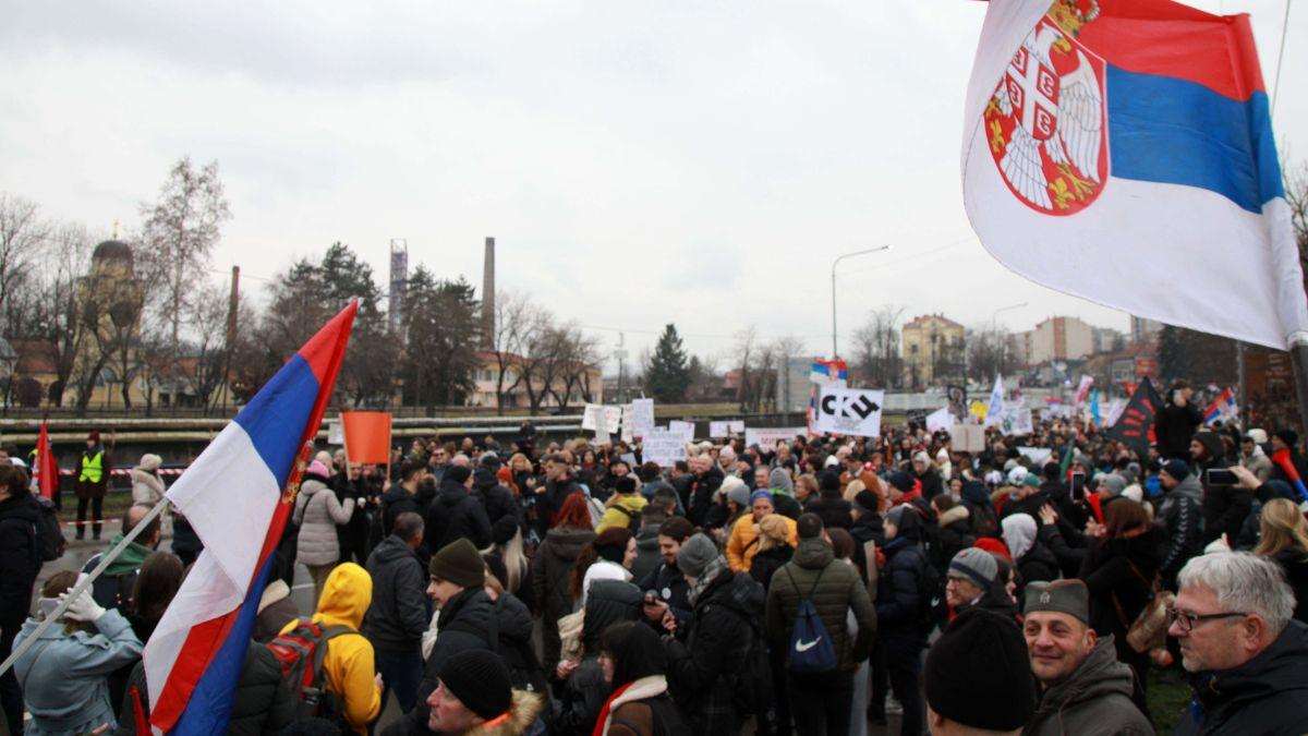 MASOVNI PROSVJED U KRAGUJEVCU: Vučiću se ne vjeruje ni kad iz Srijemske Mitrovice viče kako je pobijedio "obojenu revoluciju" Prosvjed u Kragujevcu / Foto: Hina