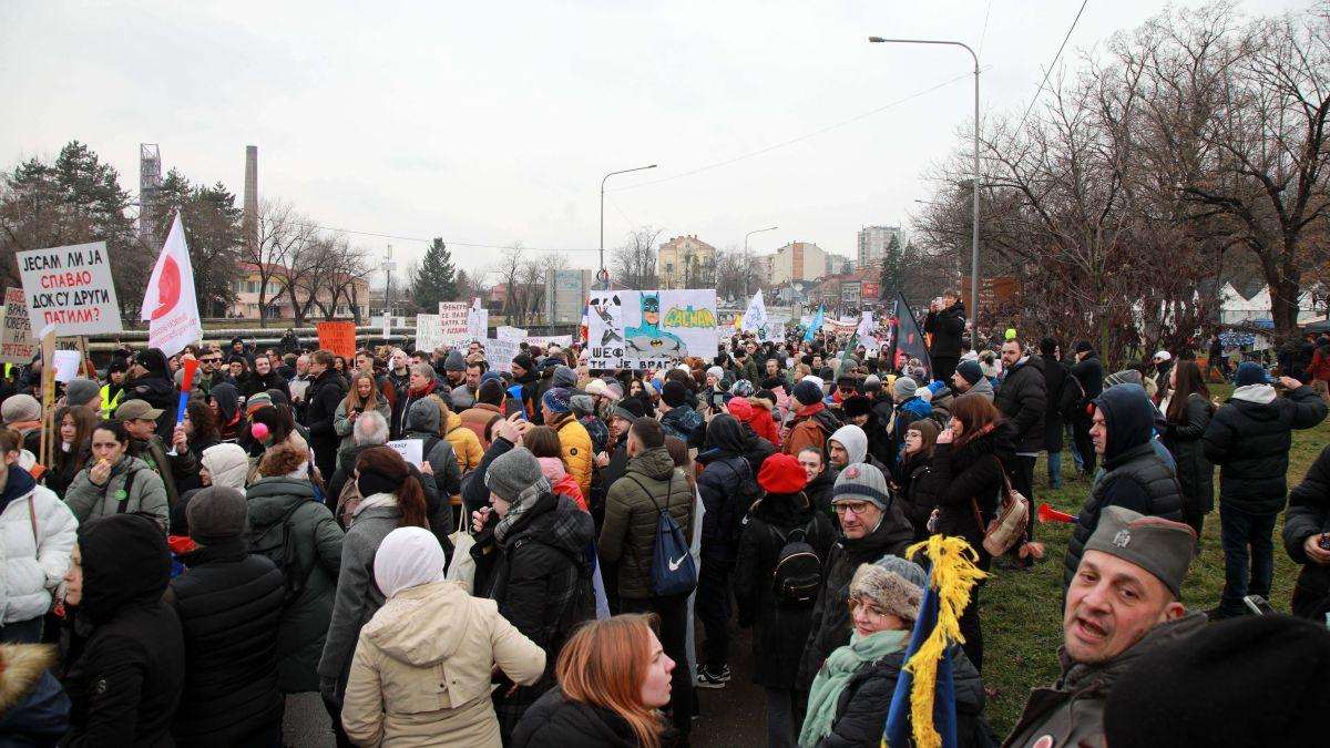 MASOVNI PROSVJED U KRAGUJEVCU: Vučiću se ne vjeruje ni kad iz Srijemske Mitrovice viče kako je pobijedio "obojenu revoluciju" Prosvjed u Kragujevcu / Foto: Hina