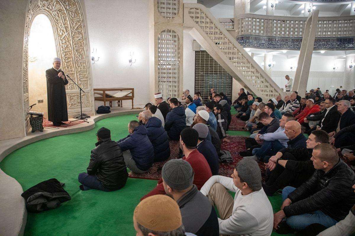 ZALASKOM SUNCA NASTUPIO RAMAZAN: Muslimani u džamiji u Zagrebu klanjali prvu teraviju U džamiji u Zagrebu, klanjana je prva ovogodišnja teravija / Foto: Anadolu