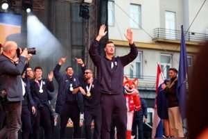 EUFORIJA NA TRGU NAKON ŠTO JE THOMPSON ZAPJEVAO "AKO NE ZNAŠ ŠTA JE BILO": Srebrni rukometaši se pridružili pjevaču, Trg gori od baklji