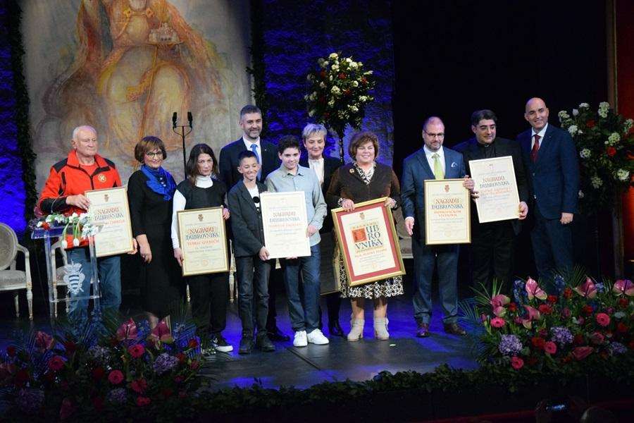 Povodom Dana Grada Dubrovnika i Feste sv. Vlaha u nedjelju je u dubrovačkom Kazalištu Marina Držića održana svečana sjednica gradskog vijeća. Na fotografiji laureati Nagrade Grada Dubrovnika / Foto: Hina