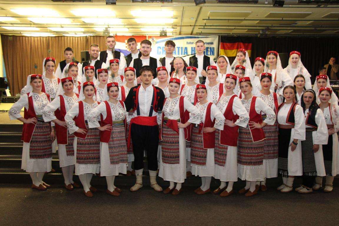 SPOJ TRADICIJE, KULTURE I ZABAVE: Na "Hrvatskoj večeri" u Hagenu okupio se velik broj Hrvata i njihovih prijatelja - zabavljao ih je pjevač Josip Ivančić Foto: Fenix (Zvonko Bosnić)