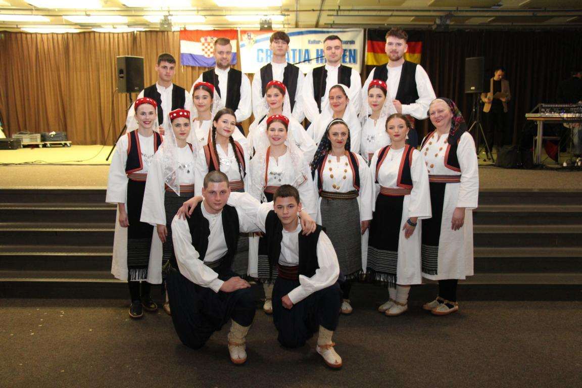 SPOJ TRADICIJE, KULTURE I ZABAVE: Na "Hrvatskoj večeri" u Hagenu okupio se velik broj Hrvata i njihovih prijatelja - zabavljao ih je pjevač Josip Ivančić / Foto: Fenix (Zvonko Bosnić)