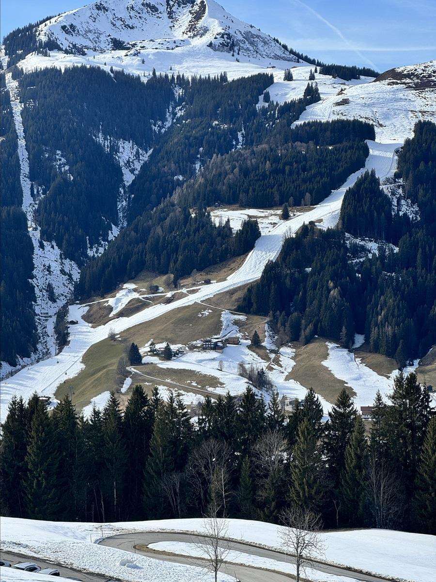 SKIJANJE U AUSTRIJI NIJE SAMO SPORT VEĆ NAČIN ŽIVOTA: Skijašku sezonu u austrijskim Alpama spasio umjetni snijeg Skijaška sezona u Austriji spašena umjetnim snijegom Foto: Anadolu