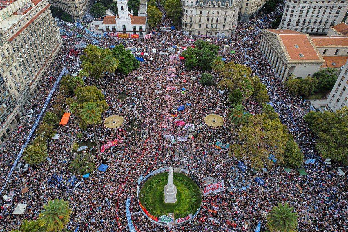 "SJEĆANJE, ISTINA I PRAVDA": Tisuće Argentinaca obilježile 49. godišnjicu vojnog udara u kojem je nestalo oko 30.000 ljudi U Buenos Airesu obilježena 49. godišnjica vojnog udara / Foto: Anadolu