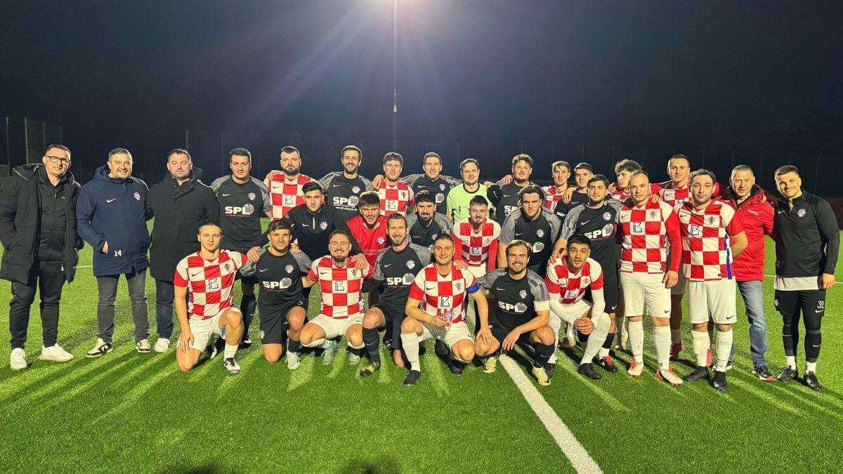 SPOJILI UGODNO S KORISNIM: Croatia Singen na izletu u Düsseldorfu odigrala prijateljsku utakmicu protiv Croatije Essen Zajednička fotografija igrača Croatije Singen i Croatije Essen / Foto: Fenix (M. Anđelović)