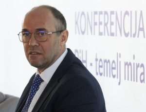 ZAGREB: Na konferenciji ZNAMEN-a Ivan Anušić izjavio "da nije međunarodne zajednice, sukob u BiH bi već eskalirao" Davor Ivo Stier na konferenciji "Sigurnost u BiH - temelj mira i sigurnosti" / Foto: Hina