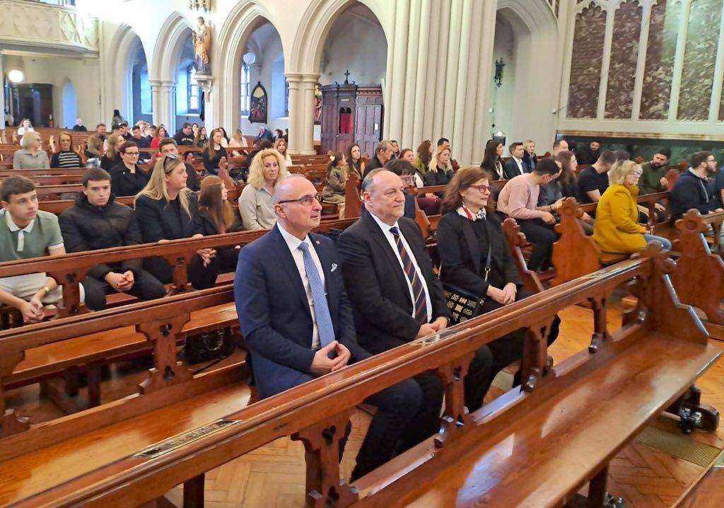 TIJEKOM SLUŽBENOG POSJETA IRSKOJ: Ministar Grlić Radman bio na sv. misi u Dublinu gdje se susreo s predstavnicima najmlađe hrvatske iseljeničke zajednice Hrvatski ministar Gordan Grlić Radman na sv. misi u Dublinu / Foto: Fenix (FB GGR)