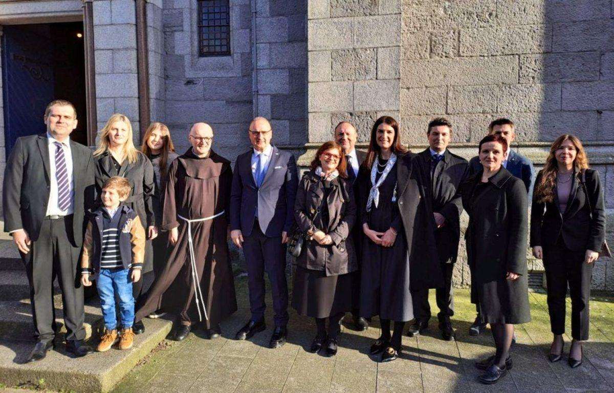 TIJEKOM SLUŽBENOG POSJETA IRSKOJ: Ministar Grlić Radman bio na sv. misi u Dublinu gdje se susreo s predstavnicima najmlađe hrvatske iseljeničke zajednice Ministar Gordan Grlić Radman sa voditeljem misije fra Mironom Miočem i hrvatskim vjernicima u Irskoj / Foto: Fenix (FB GGR)
