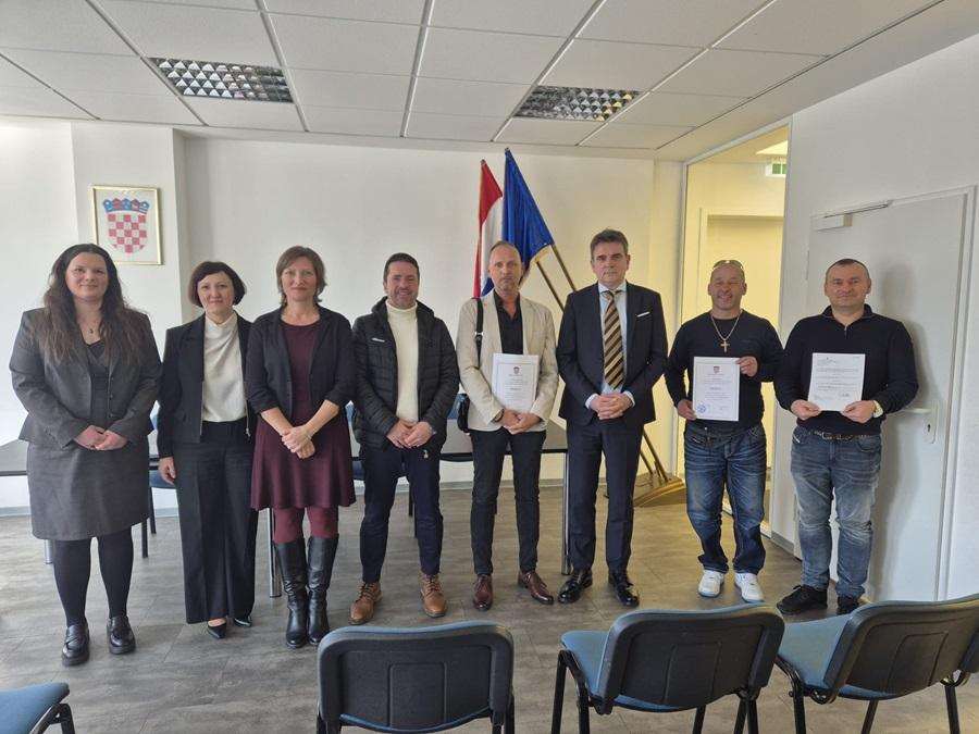 OBAVEZALI SE NA VJERNOST HRVATSKOJ: Novi hrvatski državljani položili prisegu u Düsseldorfu Svečana prisega u Düsseldorfu