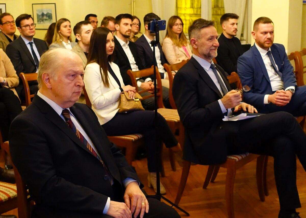 GRLIĆ RADMAN: Mi smo pobijedili u obrani svoga naroda i teritorijalnog integriteta, mir mora biti pravedan i održiv, a ne postignut nauštrb žrtava agresije Održana tribina „Ukrajina i Europa: Put prema pravednom miru“ / Foto: HPEU