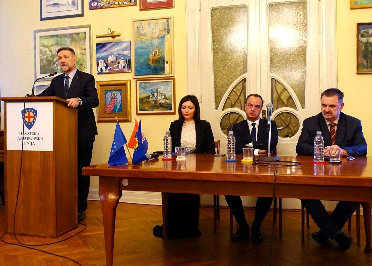 GRLIĆ RADMAN: Mi smo pobijedili u obrani svoga naroda i teritorijalnog integriteta, mir mora biti pravedan i održiv, a ne postignut nauštrb žrtava agresije Održana tribina „Ukrajina i Europa: Put prema pravednom miru“ / Foto: HPEU