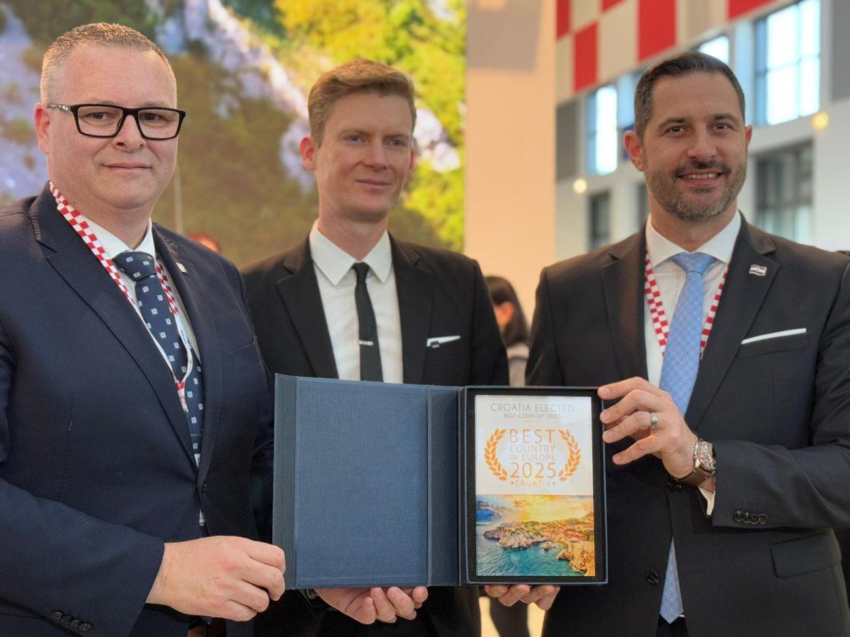 ITB BERLIN: Hrvatskoj uručeno priznanje za najbolju europsku destinaciju za putovanja u 2025. Uručenje priznanja u Berlinu / Foto: HTZ