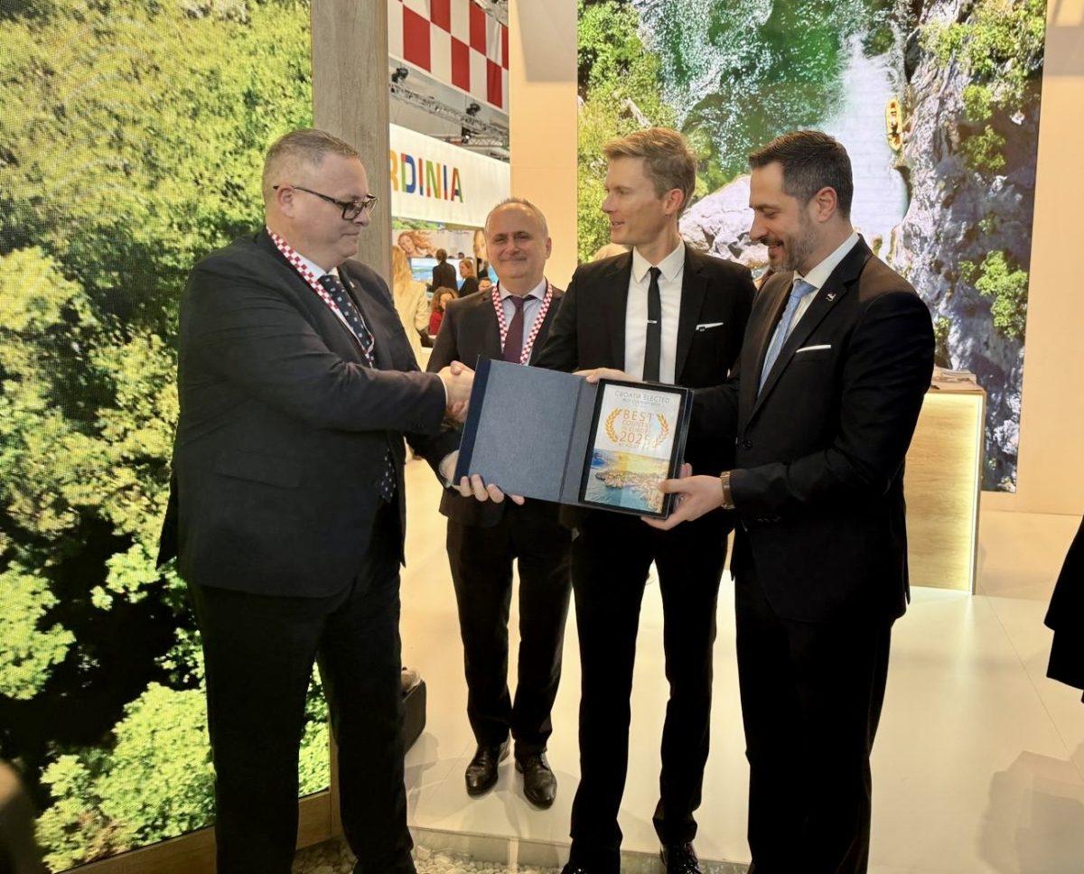 ITB BERLIN: Hrvatskoj uručeno priznanje za najbolju europsku destinaciju za putovanja u 2025. Uručenje priznanja u Berlinu / Foto: HTZ