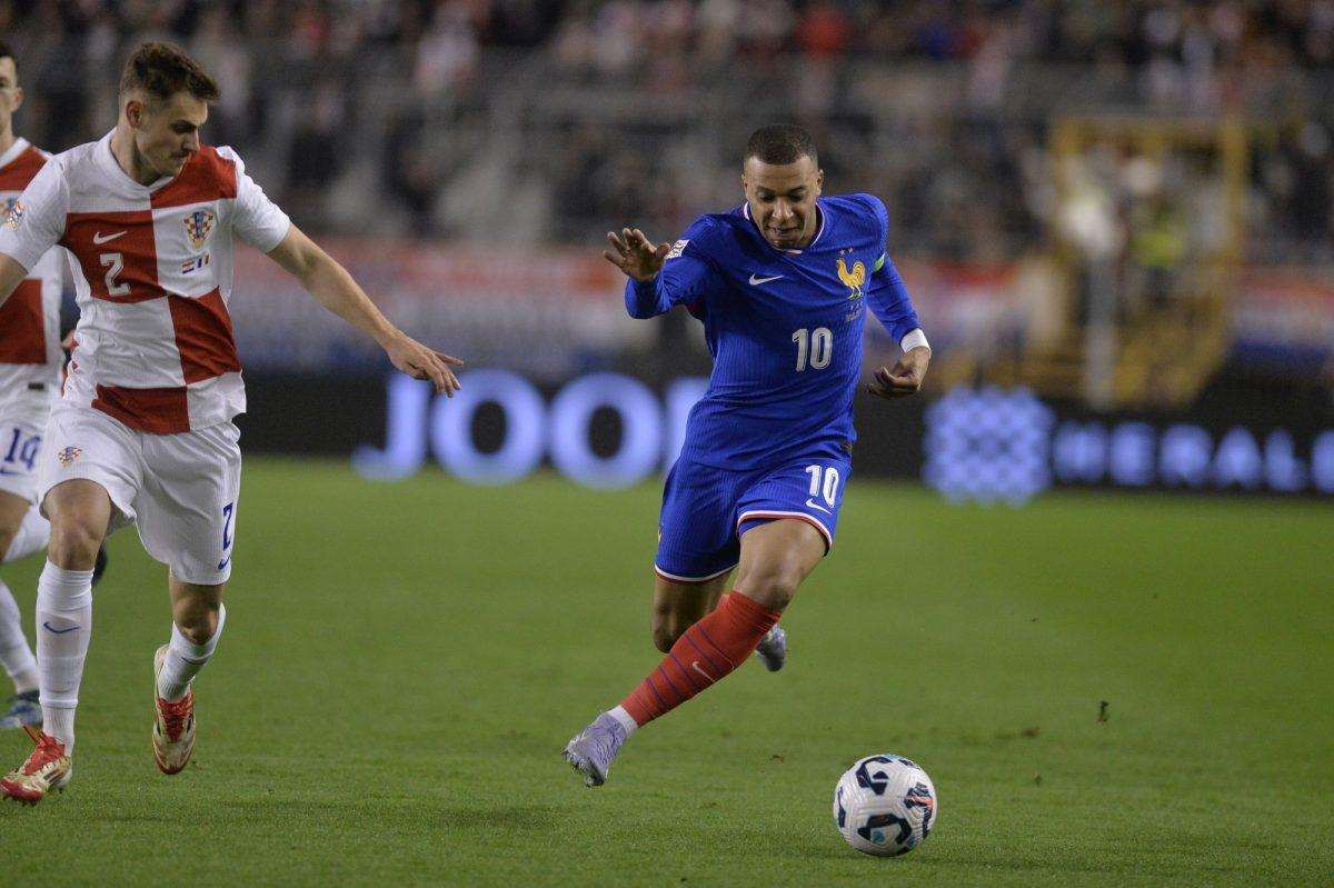 PORAZ "VATRENIH" OD FRANCUSKE: Nakon dramatičnih jedanaesteraca Hrvatska ispala iz natjecanja Lige nacija Josip Stanisic i Kylian Mbappe / Foto: Hina