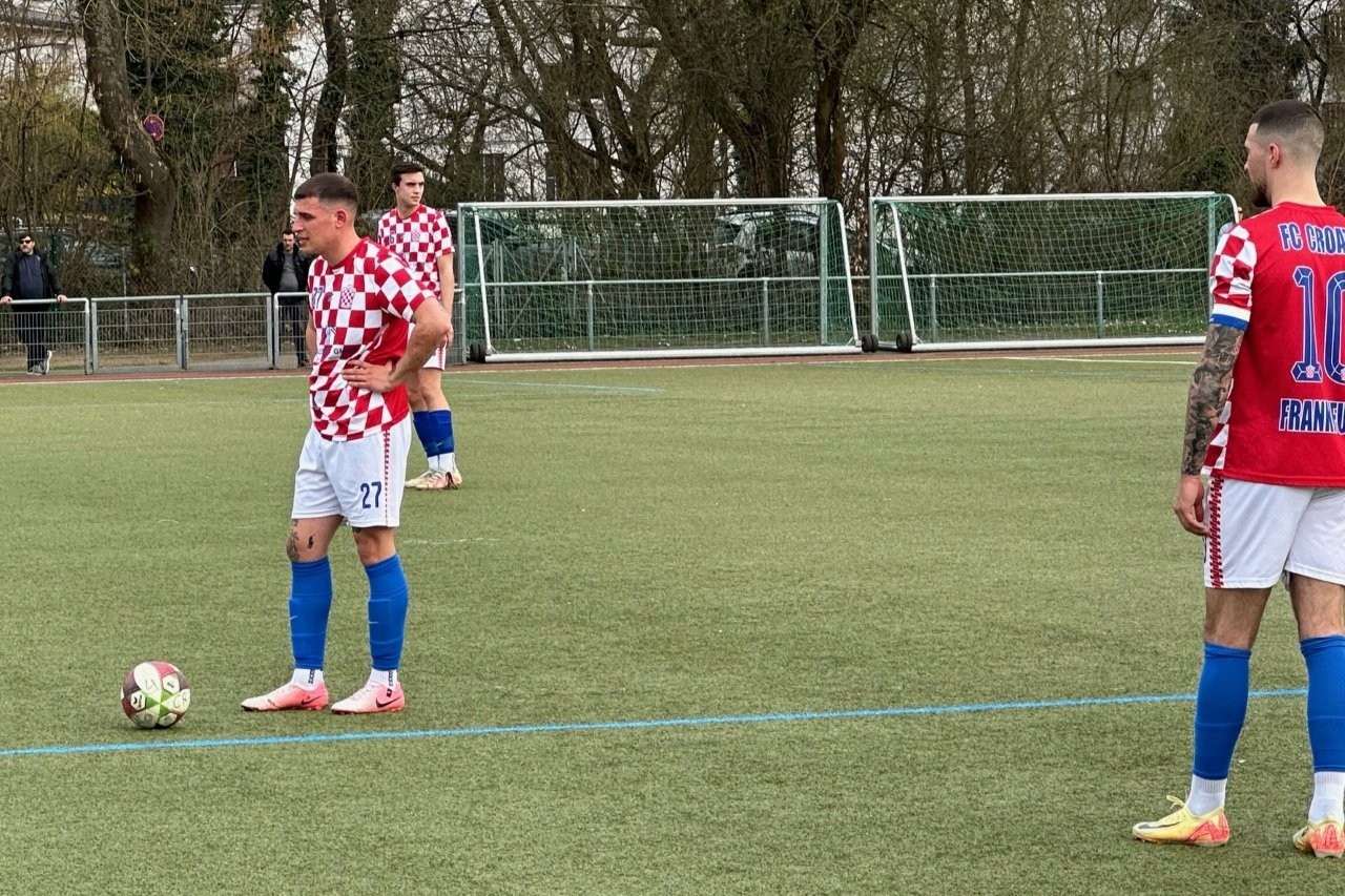 NAJAVA POČETKA BOLJIH DANA?: Euro pogotkom Ante Štrljića, Croatia Frankfurt uzela bod protiv drugoplasirane momčadi lige Kian Bonnano i Ante Štrljić prije izvođenja slobodnog udarca / Foto: Fenix (SIM)