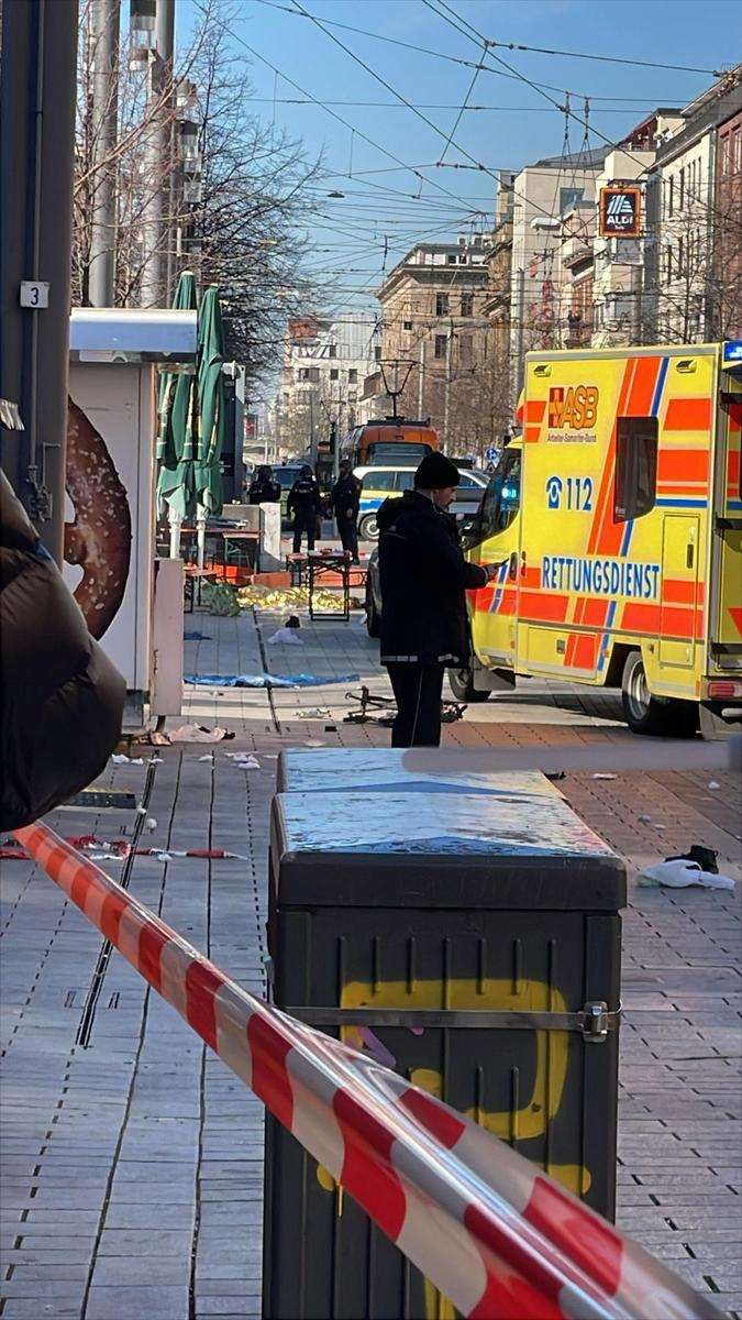 MANNHEIM: Uhićen vozač koji se automobilom zaletio u skupinu ljudi usmrtivši dvije, a ozlijedio 25 osoba od kojih je 15 teže stradalo Hitna pomoć na mjestu gdje se vozač automobilom u Mannheimu zeletio u pješake i pobjegao / Foto: Anadolu