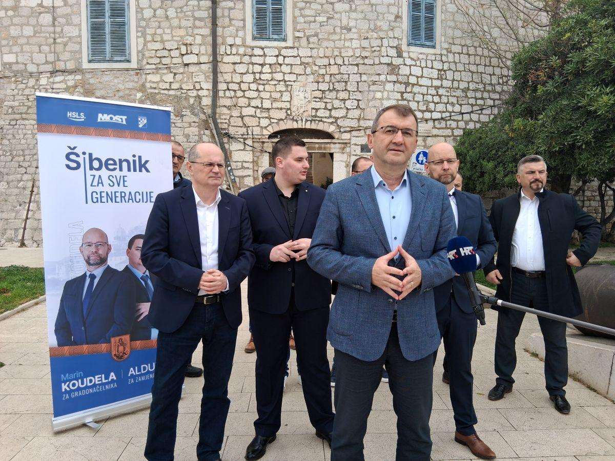 ŠIBENIK: Kandidat zajedničke liste Mosta, HSLS-a i HSP za gradonačelnika Šibenika je Marin Koudela (HSLS) Predstavljeni kandidati Mosta, HSLS-a i HSP-a za izbore u Šibeniku / Foto: Hina