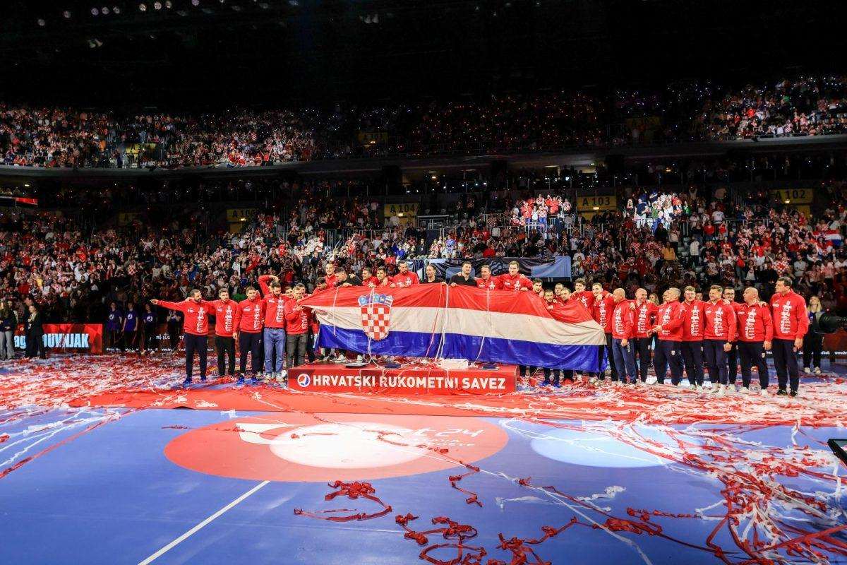 Hrvatski rukometaši sa zastavom s Kinske tvrđave u Areni Zagreb / Foto: Hina 