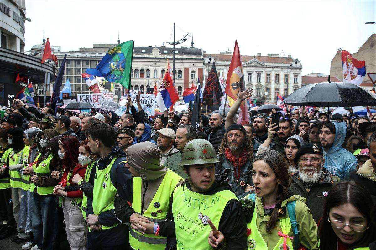 VIŠE OD 300.000 PROSVJEDNIKA U BEOGRADU: Prosvjed završen izgredima u kojima je ozlijeđeno 56 osoba, 22 osobe su uhićene Prosvjed u Beogradu / Foto: Anadolu