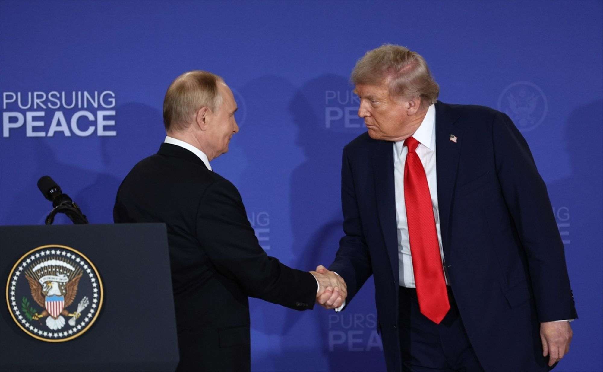 KIJEV: Ukrajinski predsjednik odbio ruski zahtjev o predaji Donjecke regije i osudio rusko odbijanje provedbe prekida vatre KIJEV: Ukrajinski predsjednik odbio ruski zahtjev o predaji Donjecke regije i osudio rusko odbijanje provedbe prekida vatre
